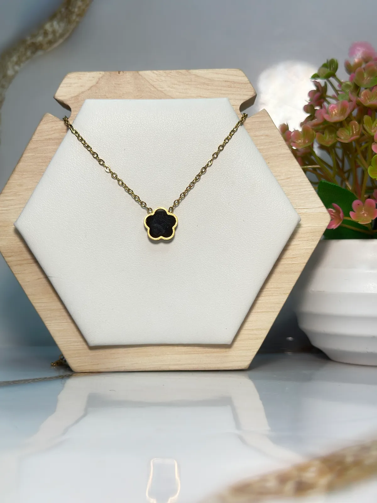 Collar con Colgante de Flor de Cinco Pétalos